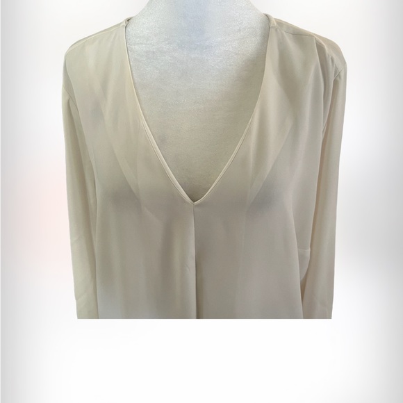 Vince Camuto Ivory 1X Plus Size Flowy Blouse - Picture 2 of 5